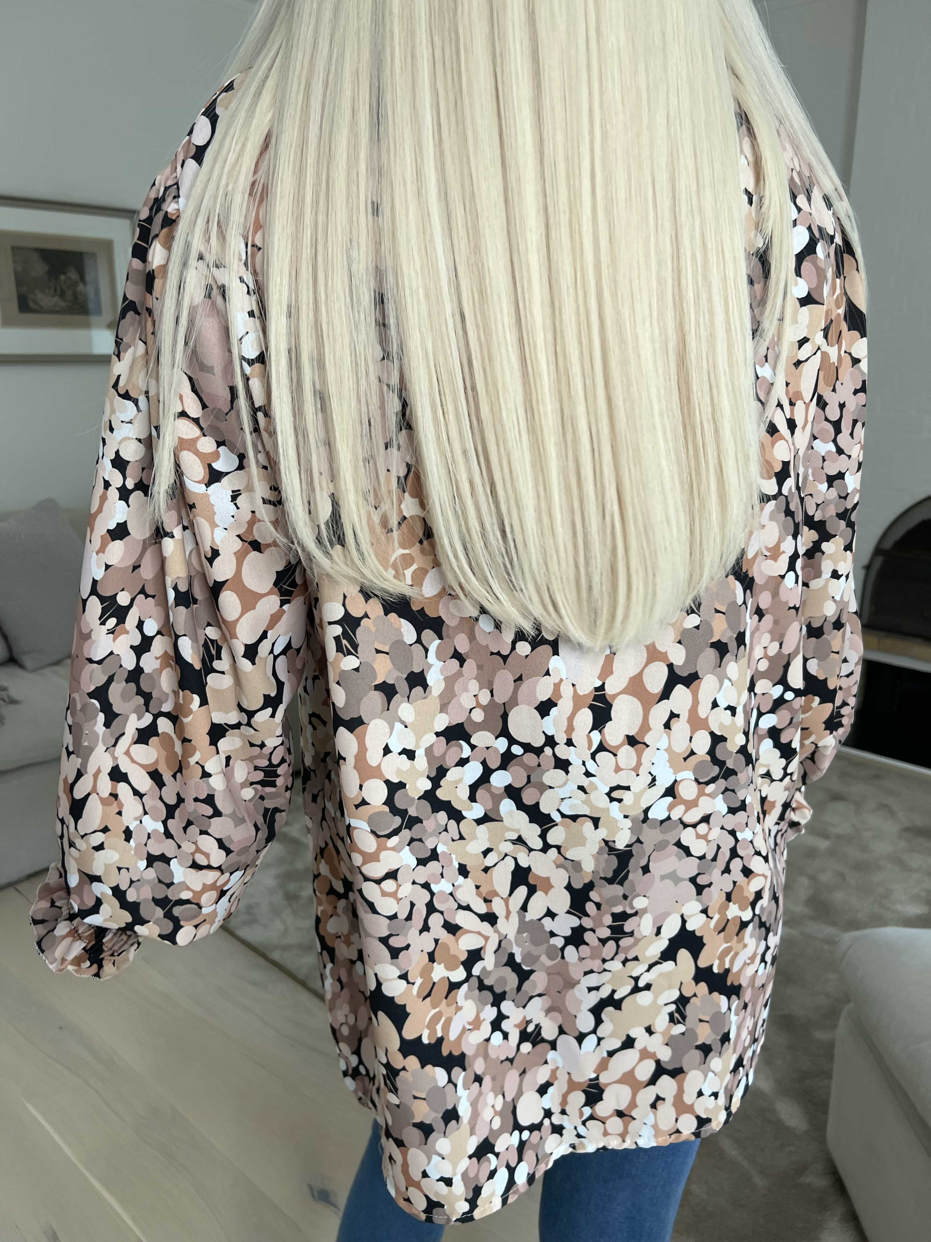 Moa - Mønstret bluse med elastik forenden af ærmerne